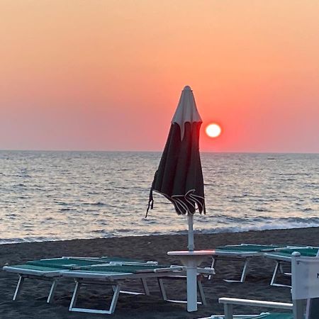 הוילה Rosso Tramonto Luxury-White- Ladispoli, Lungomare Regina Elena 58 מראה חיצוני תמונה